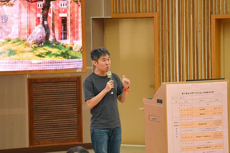 南大行政研習邀請連育仁老師分享AI高效辦公實務，協助同仁善用生成式AI提升工作效率。
