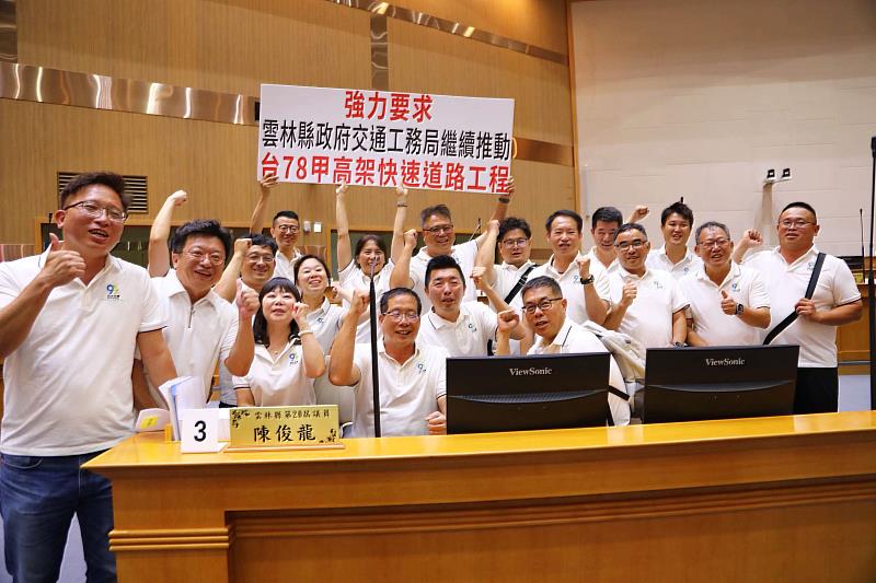 陳俊龍議員與生傳所同學於議事廳座位合影。
