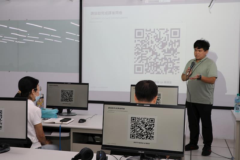 中國醫藥大學圖書資訊中心熊育忻講師親切回應教職員提問。