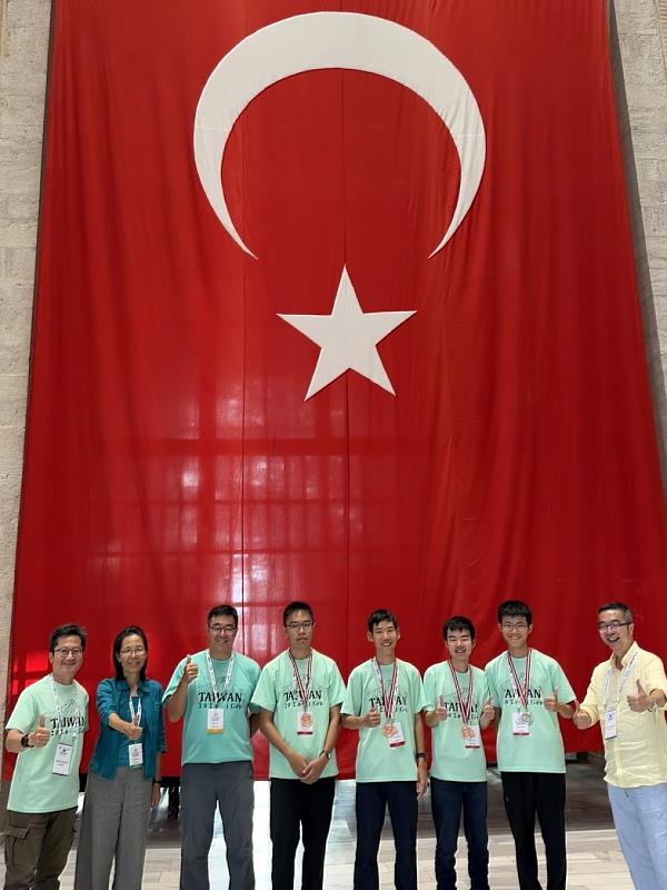 團隊合照，由左至右為王聖鐸老師、沈淑敏老師、領隊何立德主任、蔡顓瑋同學（銅牌）、呂冠成同學（銅牌）、謝昀達同學（銅牌）、張宇濰同學（銀牌）、洪伯邑老師。