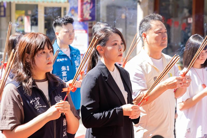 市長高虹安誠心向七娘媽上香。