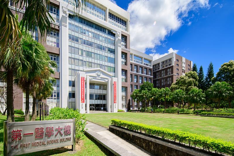 長庚大學將「跨域」落實到制度,從優異的研究能量出發,進而帶動亮眼的招生表現與國際排名。