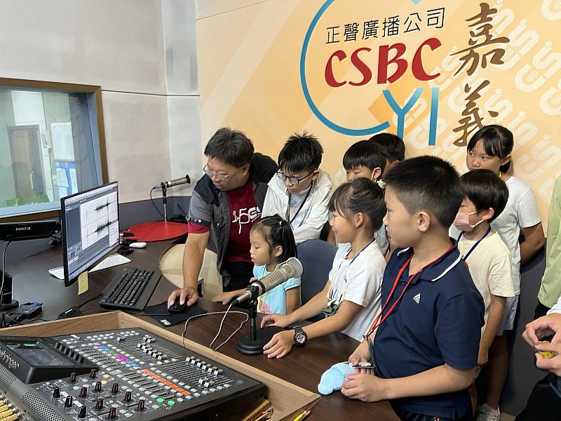 廣播電台大揭秘 讓孩子走進廣播錄音室。