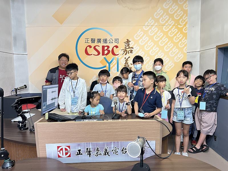 廣播電台大揭秘 讓孩子走進廣播錄音室。