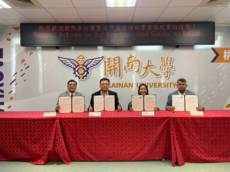 照片由左至右為菲律賓丹轆州立大學法學院院長德拉拉瑪博士、開南大學校長郭鐘達、丹轆州立大學學術副校長曼薩諾博士及印度夏洛克鑑識科學學院院長辛格博士。