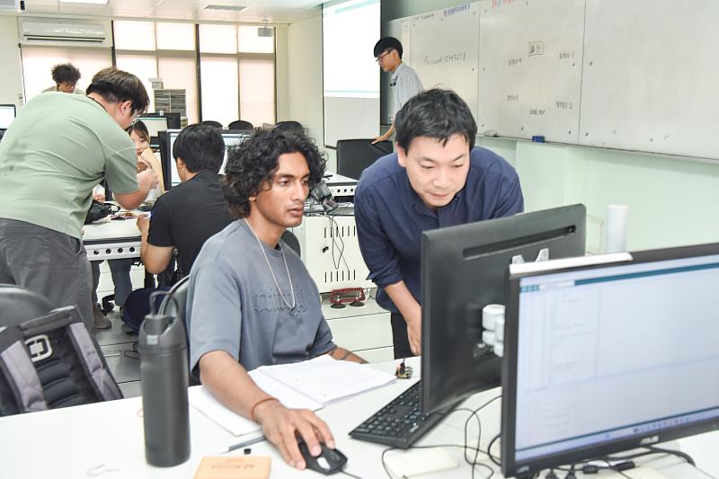 AIoT理論與實做課程。