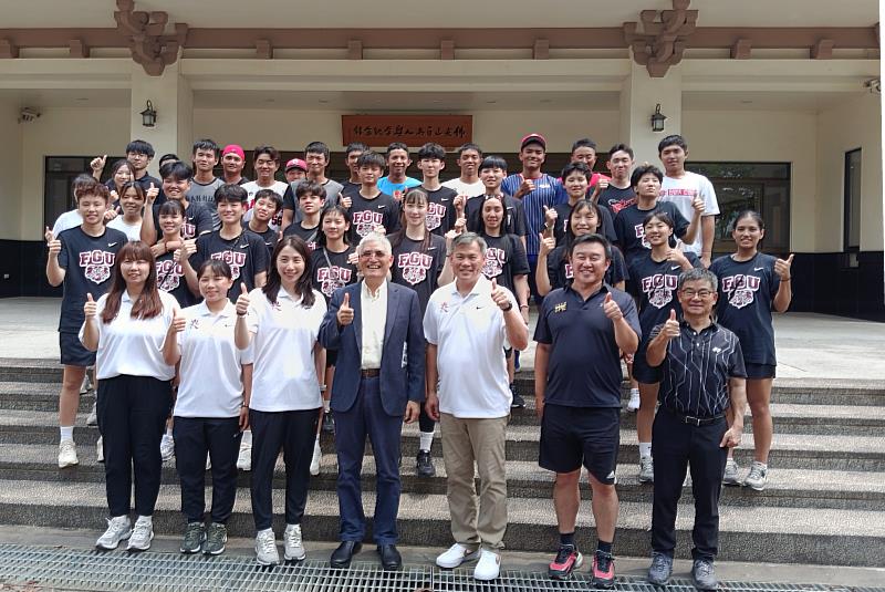 南華大學高俊雄校長（第1排中）率體育處接待佛光大學女子籃球隊蒞校交流，並於興學紀念館前合影。