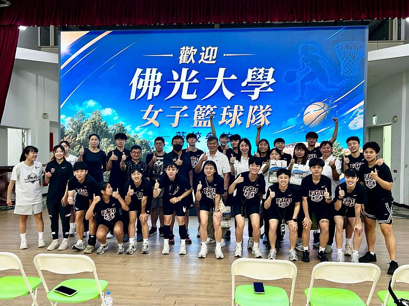 佛光大學體育中心主任周俊三（第2排右6）及楊淑淨教練率女子籃球隊蒞南華大學參訪，與南華大學體育處何應志處長（第2排右7）及師長合影。
