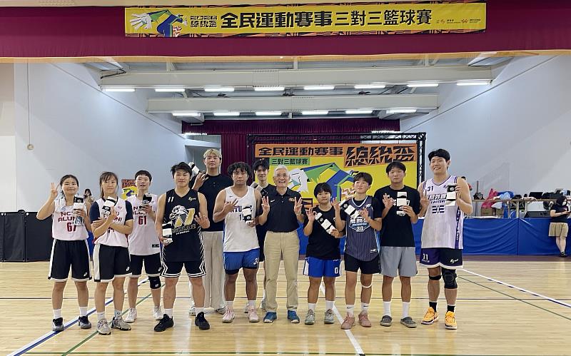 「2026總統盃全民運動賽事3對3籃球賽」嘉義預賽於南華大學舉行，高俊雄校長（第1排右5）與參賽者合影。