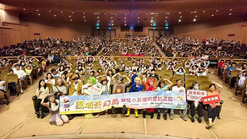 演出前後演員與熱情的觀眾合影留下美好的回憶。