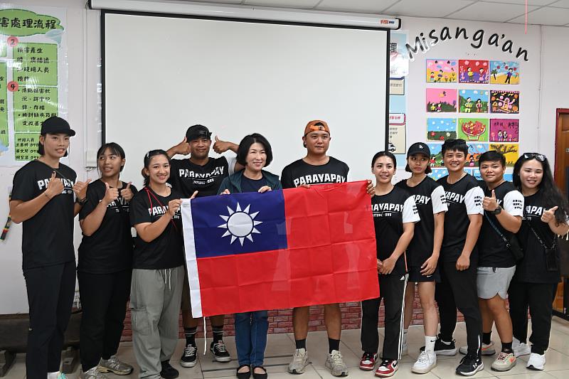 巴拉雅拜龍舟隊前進釜山 饒慶鈴參加授旗典禮