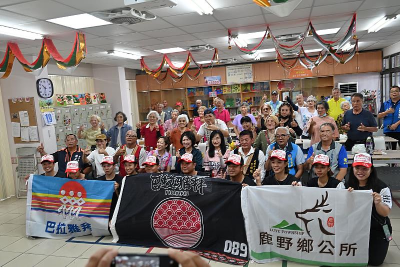 巴拉雅拜龍舟隊前進釜山 饒慶鈴參加授旗典禮