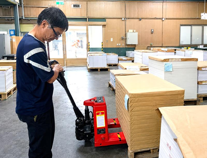 鄭師傅退休後重回職場，透過職務再設計導入的電動拖板車搬運紙材，輕鬆省力。