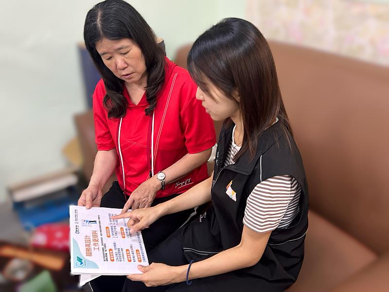 北分署銀髮人才資源中心人員(右)向家佑實業公司會計張小姐(左)說明「職務再設計服務計畫」最新資訊