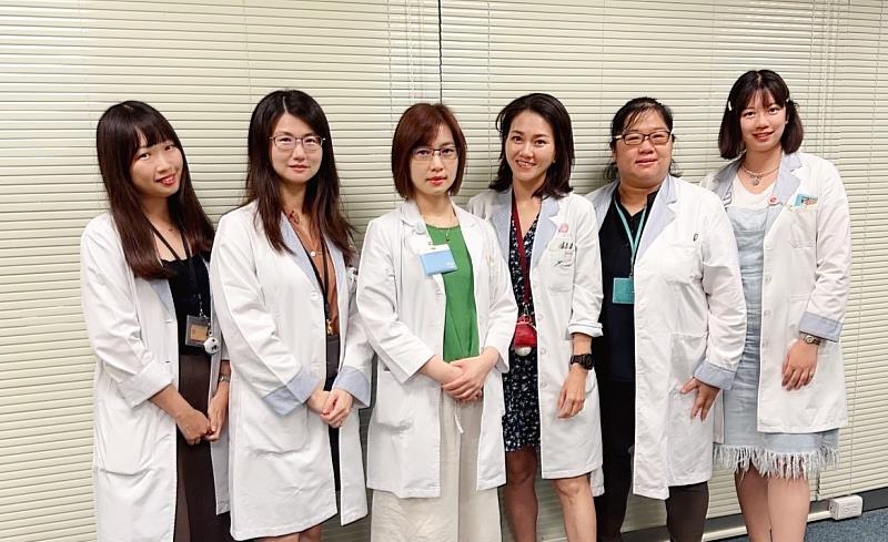 中國醫藥大學生物醫學研究所兼任教師林潔欣教授與研究團隊合影。
