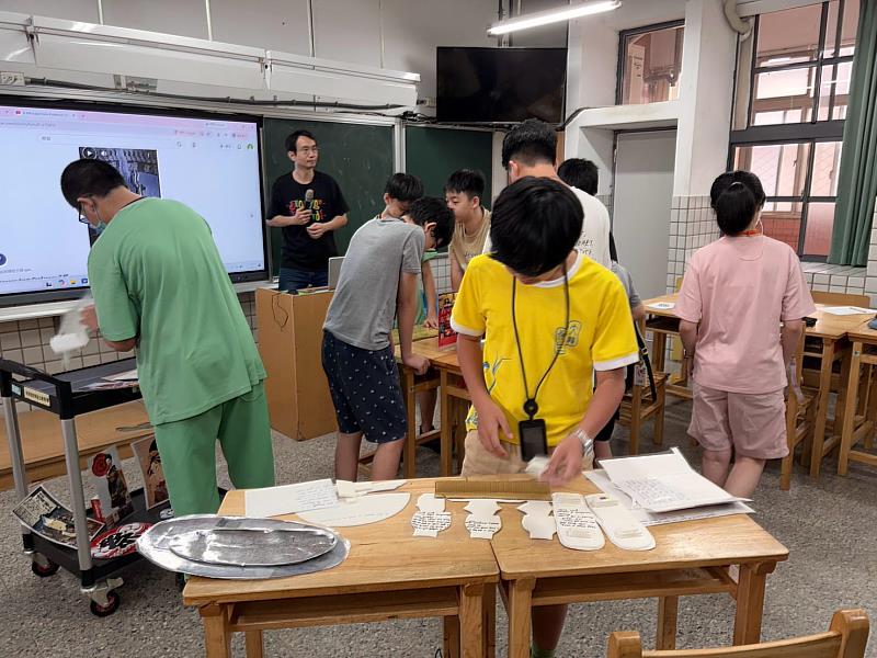 營隊課程將英語學習融入不同情境,讓學生不只「學英語」,更能「用英語」。