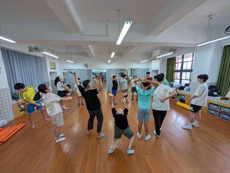 北投國中校長陳玫良指出,「夏日樂學」希望提供學生不同於傳統課堂的學習舞臺,讓孩子們從「原來我做得到」的經驗中找到持續學習的力量。