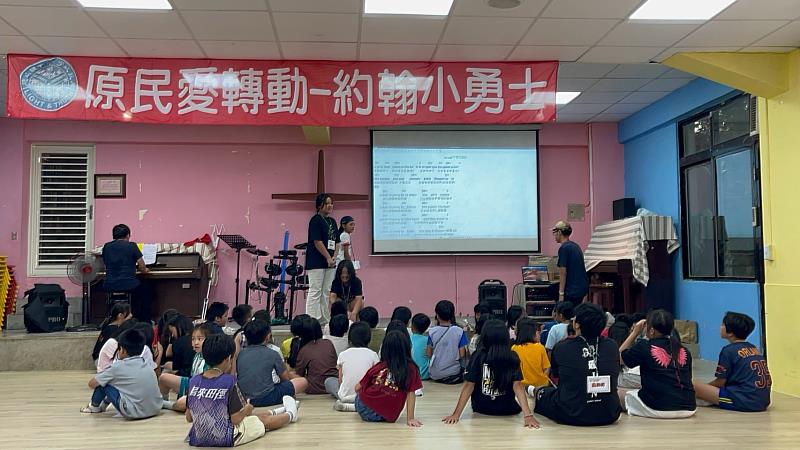 忠治部落黃牧師教導學童們唱泰雅族歌曲。