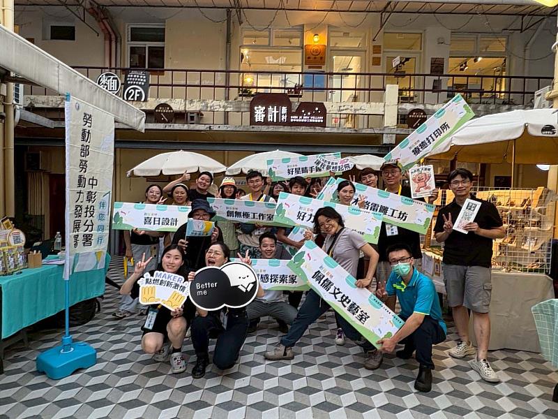 創業青年在審計新村市集大合照，各種品牌雲集展現實戰成果