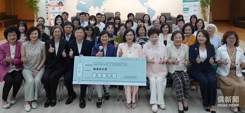 捐贈儀式圓滿禮成,徐佳青與全體與會貴賓合影。