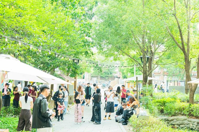 園區每月舉辦文創市集,販售特色甜點、手做藝品。