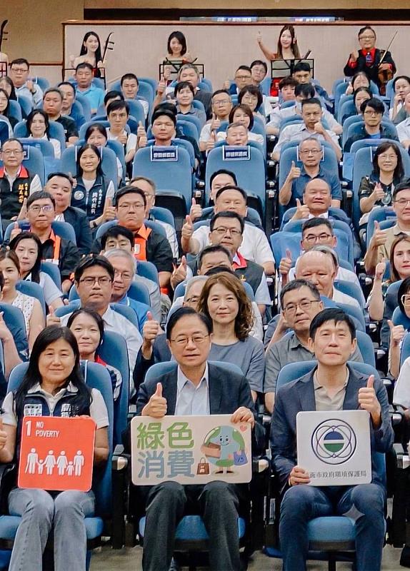 張善政市長偕同獲獎單位代表合影,共同響應綠色消費與淨零永續。