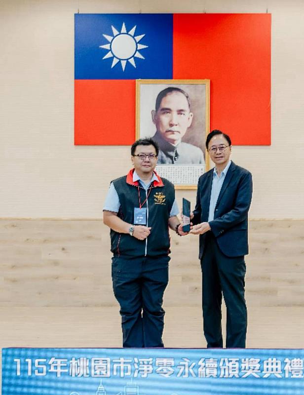 桃園市長張善政頒發綠色採購卓越獎,由開南大學校長郭鐘達代表受獎。