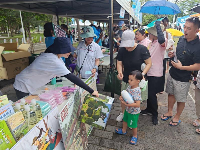 成功工作站透過活潑多元的互動方式，向參與活動的民眾推廣森林防火、外來入侵種辨識及生態保育觀念。