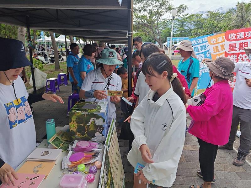 現場準備豐富的獎品給參與民眾。