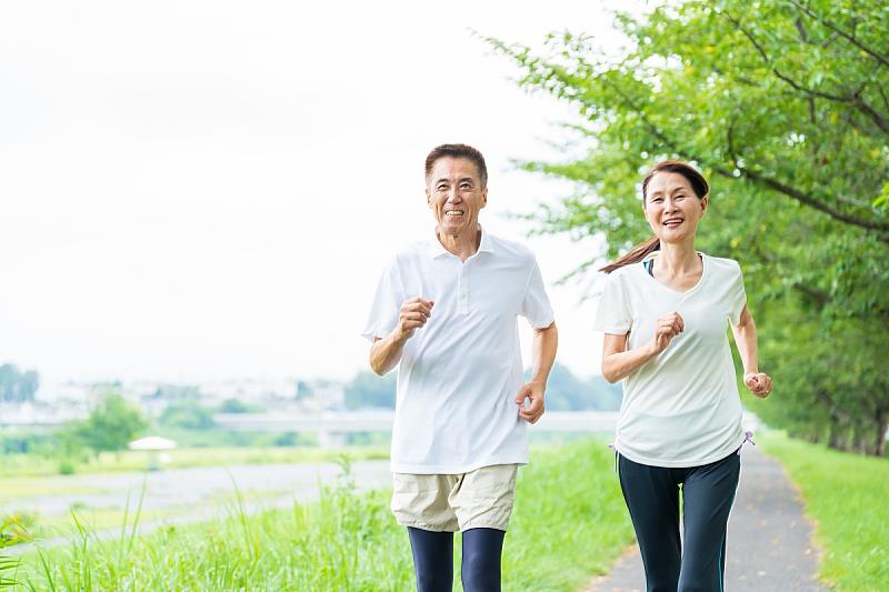 55歲以上女性骨折理賠件高於男性,南山人壽提醒民眾強化高齡醫療保障,預防高齡骨折風險。