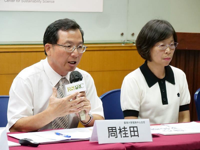 臺大風險中心周桂田主任（左）與臺灣大學陳毓文教授。