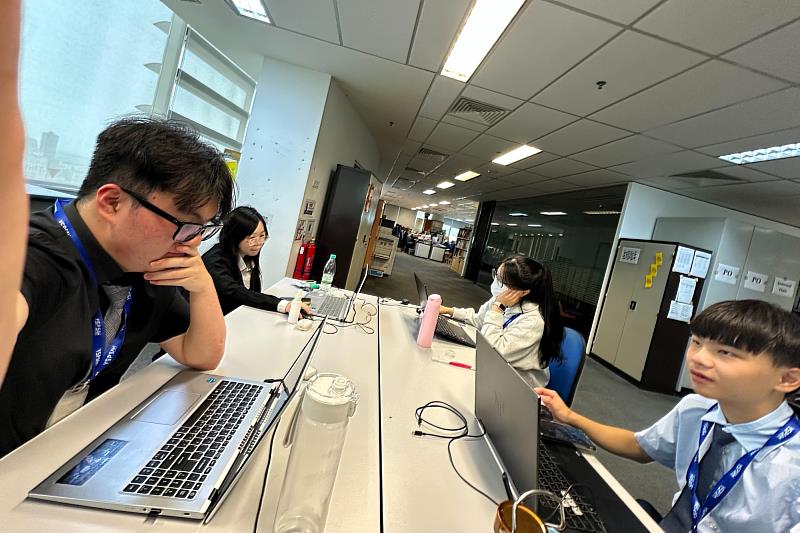 亞大會資系學生於永信製藥實習現場,投入AI與數據分析專案實作。