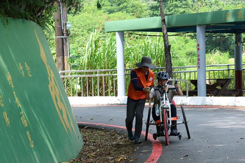 在專業教練、志工的陪伴下,障礙者完成手搖車環鯉魚潭的挑戰