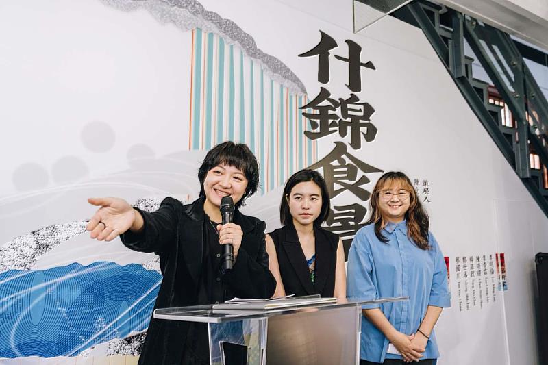 策展人黃力文(左)、陳佳暖(中)與陳念庭(右)致詞。