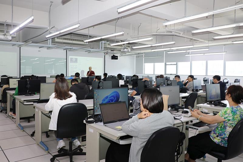 中國醫藥大學教職員踴躍參加AI增能研習課程。