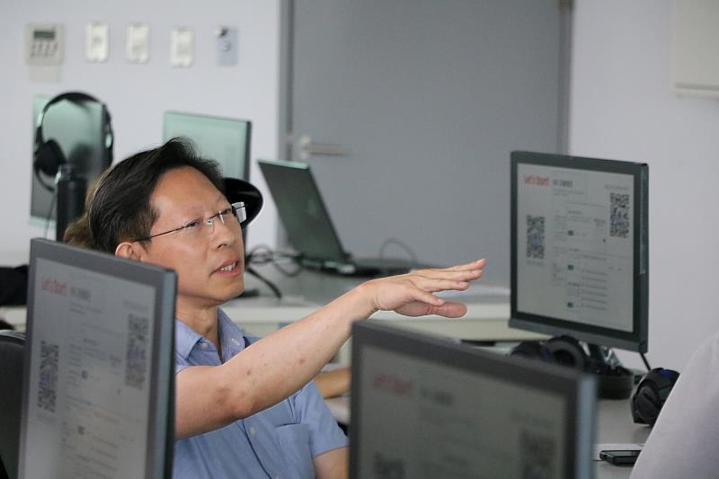 中國醫藥大學余永倫教務長與施奇廷教授交流熱絡。