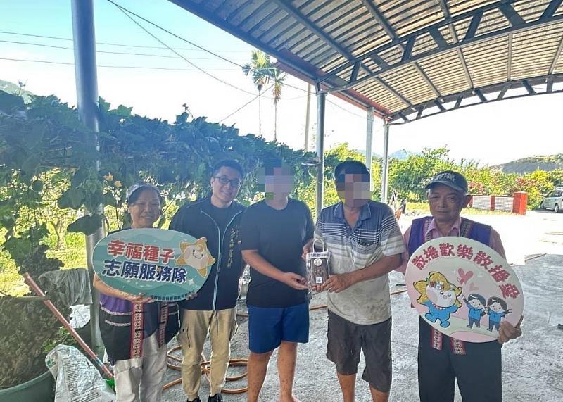 臺東海岸線社福中心攜志工致敬「父兼母職」爸爸