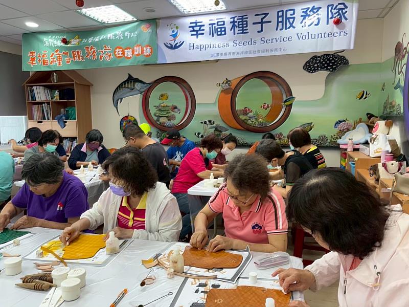 臺東海岸線社福中心攜志工致敬「父兼母職」爸爸