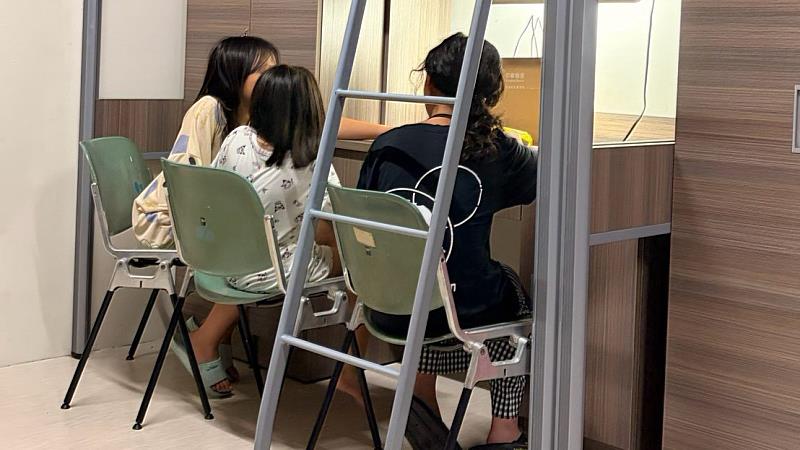 銘傳大學提供校園宿舍，讓參與Fun暑假善愛營的孩子安心入住。