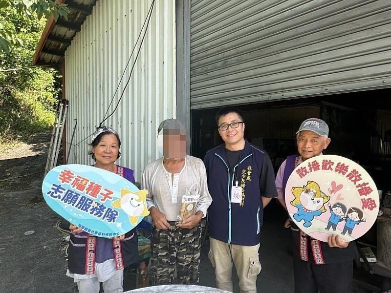 臺東海岸線社福中心攜志工致敬「父兼母職」爸爸
