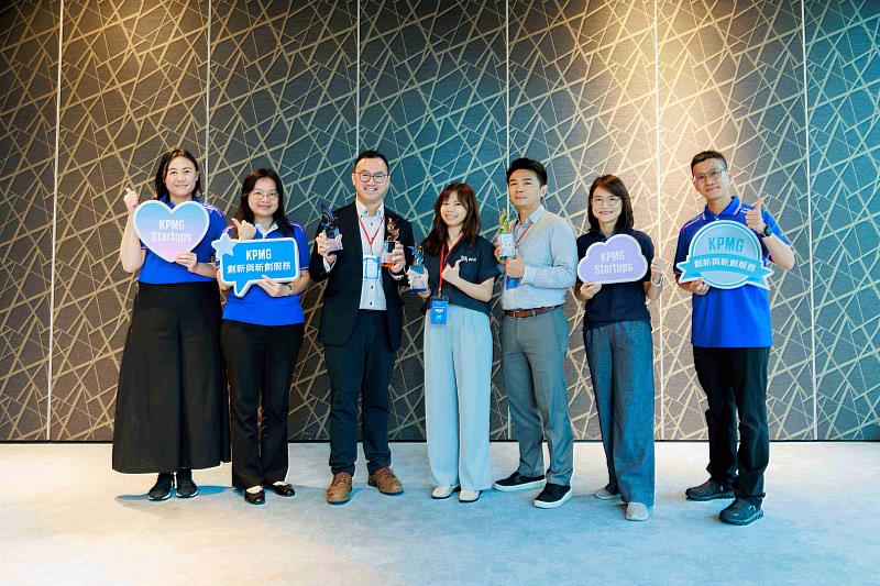 「2026 KPMG 台灣創新科技大賽」由 VMFi Inc.奪得冠軍,維理生醫(VIRPHYSIO Medtech)及皓準科技(HAO JUEN Technology)分獲第二、三名;KPMG創新與新創團隊協同主持會計師許明芳(左起)、簡思娟、皓準科技創辦人王議弘、聲麥無線CMO洪如郁、維理生醫創辦人蕭明城、KPMG創新與新創團隊主持會計師黃海寧及協同主持會計師高鈺倫一同與會。