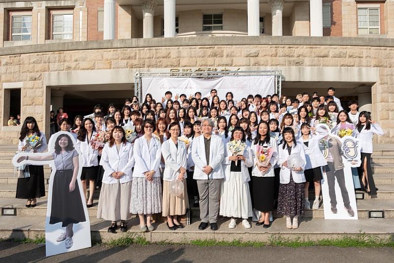 亞大醫健特色深獲考生肯定,授袍儀式見證學生邁向專業實務學習新階段。
