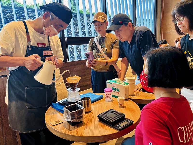 十三行博物館攜手新北市金包里慈護宮社區關懷據點「千歲咖啡」，為八里社區長者開辦手沖咖啡教學。