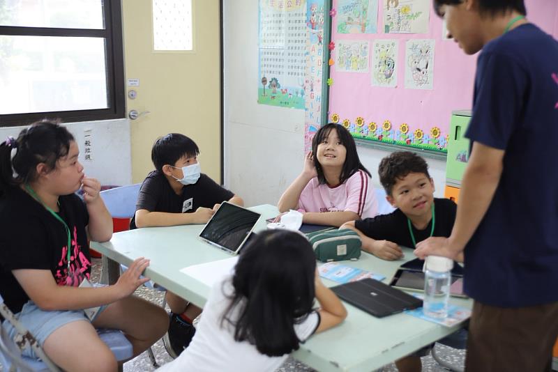 南大USR團隊透過互動課程引導學童認識環境保護觀念,培養守護家鄉與實踐永續生活的行動力。