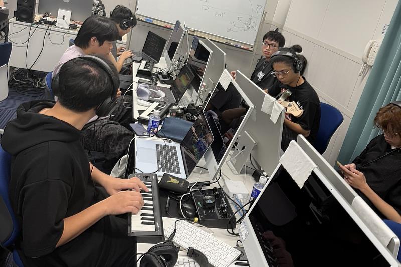 南大音樂系學生於專業錄音室學習編曲、錄音與混音技術,累積音樂製作實務經驗,提升產業競爭力。