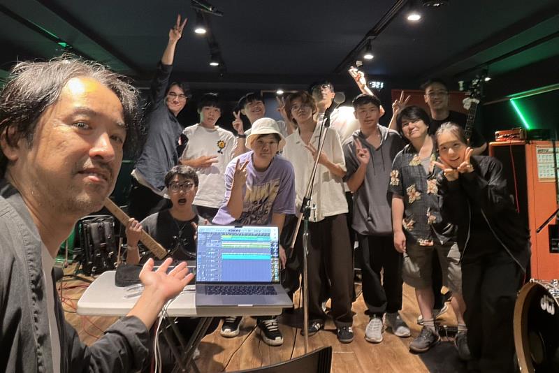 南大音樂系學生完成錄音實作與Live演出成果發表,親身體驗音樂創作到舞台展演的完整歷程。