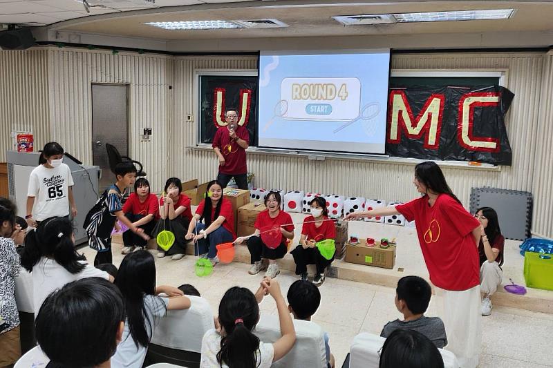 南大師資生帶領孩子挑戰「你拋我接」，從合作互動中培養溝通能力與團隊默契。