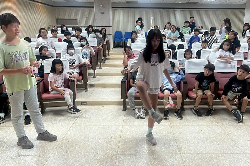 南大聯電課輔融入體能與合作學習，引導孩子相互鼓勵，在挑戰中建立團隊合作精神。