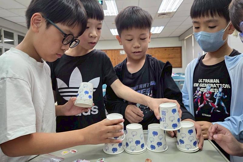 南大聯電課輔以疊杯挑戰訓練手眼協調與專注力，透過趣味活動豐富孩子學習體驗。