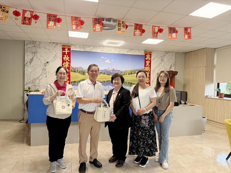 南華大學拜會帝箂實業,將攜手推動「19+1 AI轉型策略」深化產學合作,左起帝箂實業楊雁琳經理、賴明道董事長、南華大學產職處褚麗絹處長、產學合作組簡婉惠組長及郭宣育組員。